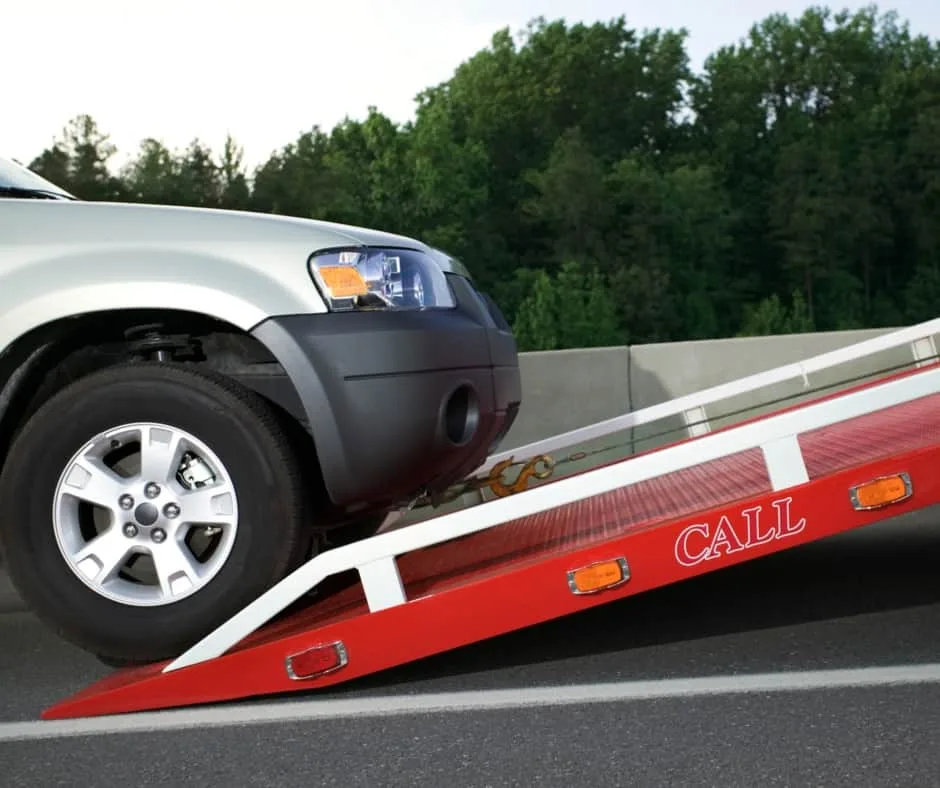 Gatineau local tow truck on residential street
