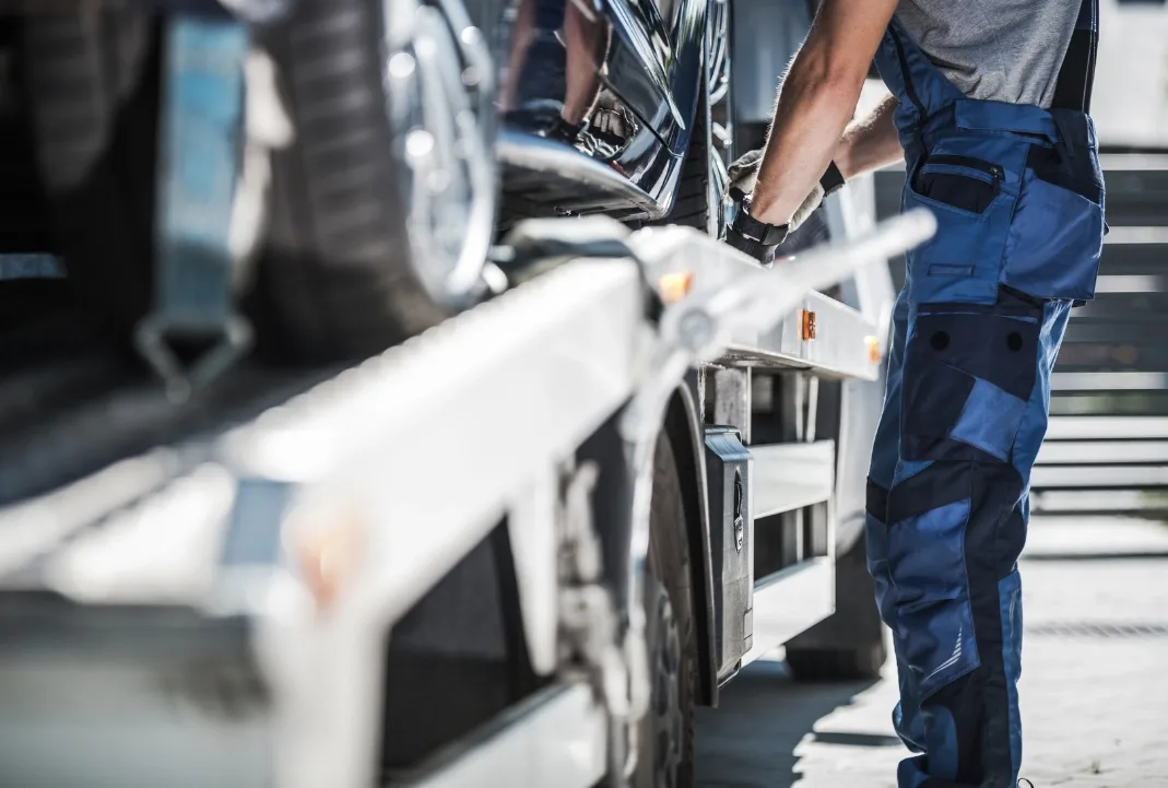 Gatineau tow truck driver loading a car onto a flatbed